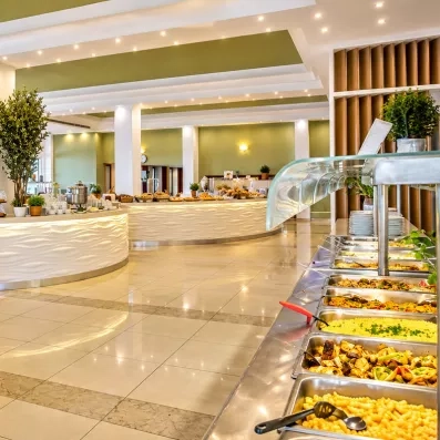 salle de restaurant avec un buffet diversifié et un comptoir avec vaisselles 
