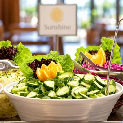un bowl de saladiers de crudités au buffet du restaurant