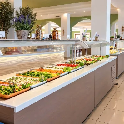 buffet du restaurant avec différents types de salades