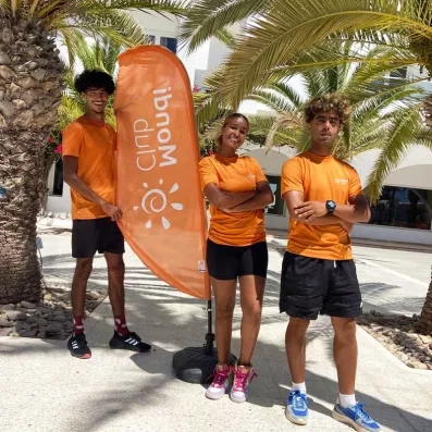 Équipe d'animation Mondi Club en t-shirt orange à l'hôtel Seabel Aladin Djerba