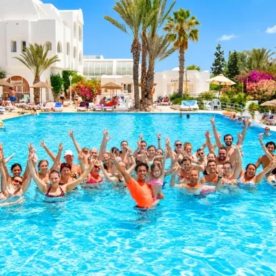 Groupe de vacanciers en animation piscine au Mondi Club Seabel Aladin Djerba tout inclus