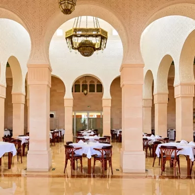 Salle de restaurant principale avec voûtes et lustres traditionnels à l'Hôtel Nour Palace Resort Mahdia