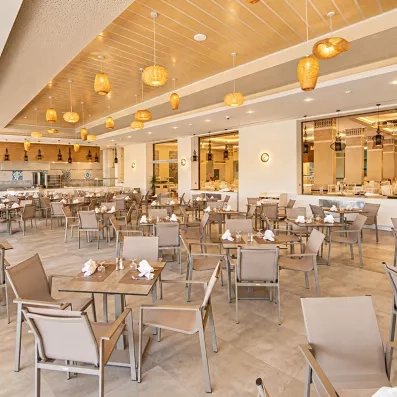 Salle à manger moderne et lumineuse du restaurant buffet de l'Hôtel Nour Palace Mahdia