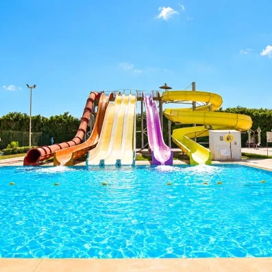 Parc aquatique avec toboggans colorés et grande piscine extérieure à l'hôtel Nour Palace Mahdia
