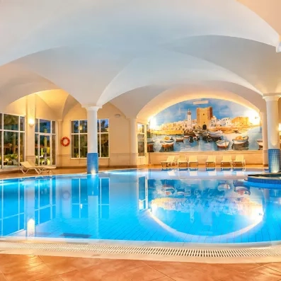 Piscine couverte chauffée sous voûtes avec fresque orientale à l'hôtel Nour Palace Mahdia