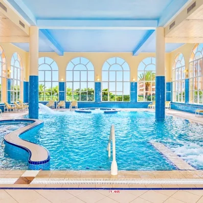 Piscine couverte chauffée du centre de thalasso à l'hôtel Nour Palace Mahdia