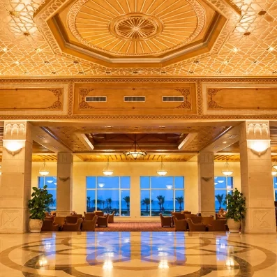 Grand hall de réception de l'hôtel Nour Palace Resort et Thalasso à Mahdia avec vue sur mer