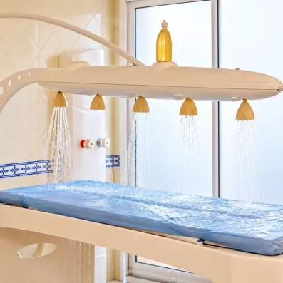 Cabine de soin d'hydromassage sous affusion au centre de thalasso Nour Palace Mahdia