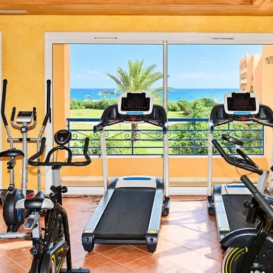 Tapis de course et vélos d'appartement avec vue panoramique sur la mer au Nour Palace Mahdia