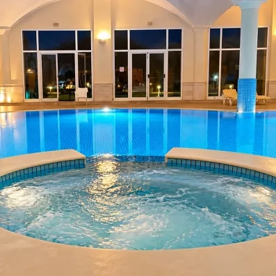 bassin à remous intégré à la piscine couverte de l'hôtel Nour Palace Mahdia
