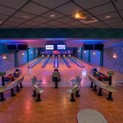 Pistes de bowling éclairées avec boules et sièges à l'intérieur du Nour Palace