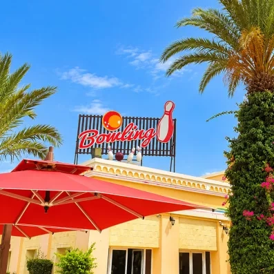 Panneau enseigne du bowling de l'hôtel Nour Palace Mahdia sous les palmiers