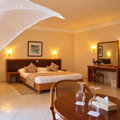 Chambre double élégante de l'hôtel Nour Palace Resort Mahdia avec coin bureau et table