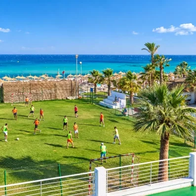 Match de football sur terrain gazonné au Mondi Club Nozha Beach Hammamet Tunisie