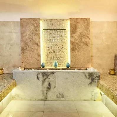 Hammam traditionnel en marbre et mosaïques au centre de bien-être du Mondi Club Nozha Beach.