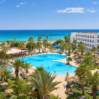 Vue aérienne du complexe hôtelier Mondi Club Nozha Beach avec piscine extérieure et plage à Hammamet.
