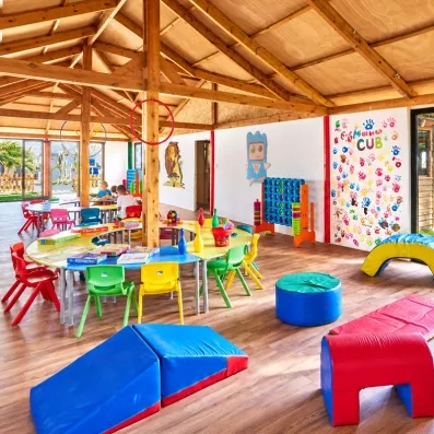 Salle de jeux couverte du mini-club pour enfants au Mondi Club Nozha Beach Hammamet.