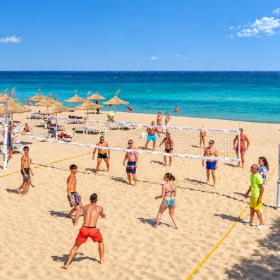 Partie de beach-volley organisée sur la plage de sable fin du Mondi Club Nozha Beach à Hammamet.