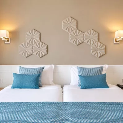 Détail du lit double et de la tête de lit décorée de la chambre du Mondi Club Nozha Beach Hammamet.