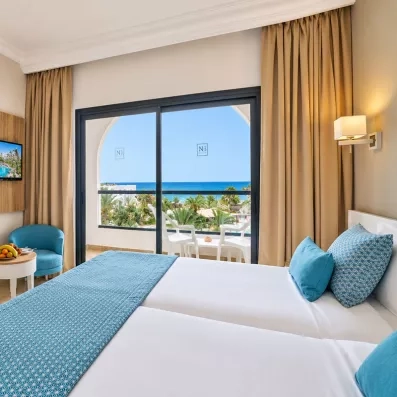 Vue panoramique sur la mer depuis le lit d'une chambre au Mondi Club Nozha Beach Resort à Hammamet.