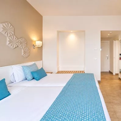 Vue d'ensemble d'une chambre double élégante au Mondi Club Nozha Beach à Hammamet en Tunisie.