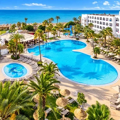 Vue panoramique du complexe hôtelier Mondi Club Nozha Beach avec grand bassin, bassin enfant et toboggans aquatiques