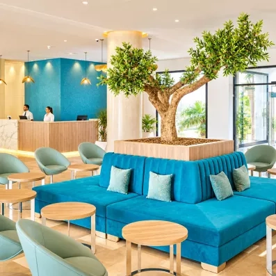 Réception et hall moderne du Mondi Club Nozha Beach Resort à Hammamet