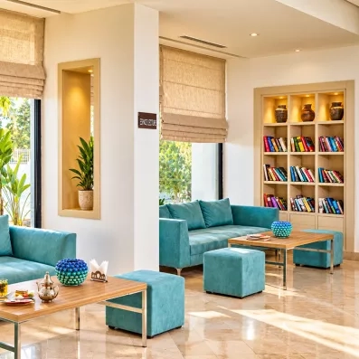 Coin lecture cosy et bibliothèque de l'hôtel Mondi Club Nozha Beach Hammamet