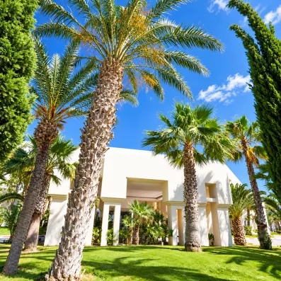 Entrée principale et jardins tropicaux du Mondi Club Nozha Beach Hammamet