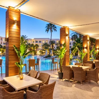 Terrasse couverte du Mondi Club Nozha Beach à Hammamet au bord de la piscine illuminée en soirée