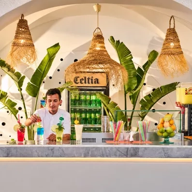 Barman préparant des cocktails rafraîchissants au bar tropical du Mondi Club Nozha Beach Hammamet
