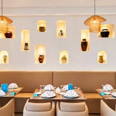 Buffets et tables de restaurant d'intérieur avec niches décoratives en poterie au Mondi Club Nozha Beach.
