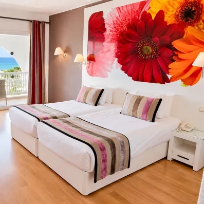 Chambre avec vue mer et fresque florale au Mondi Club One Resort Jockey à Monastir en Tunisie