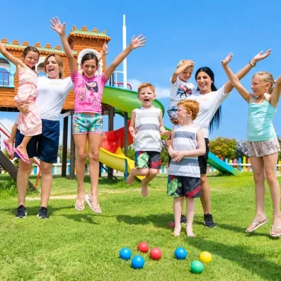 Animation enfants et club vacances au Mondi Club One Resort Jockey à Monastir avec aire de jeux extérieure.
