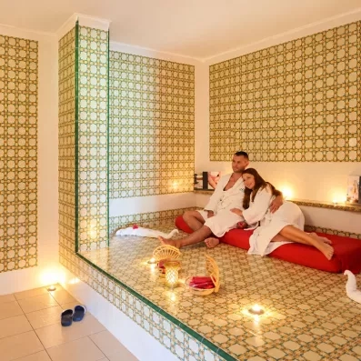 Espace bien-être et relaxation avec carrelage oriental au spa du Mondi Club One Resort Jockey en Tunisie.
