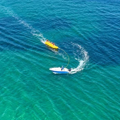 Activités nautiques et bouée tractée en mer Méditerranée au Mondi Club One Resort Jockey à Monastir.
