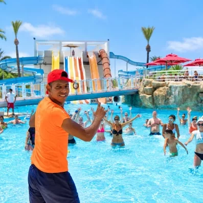 Cours d'aquagym collectif dans la piscine du club vacances Mondi Club One Resort Jockey en Tunisie.