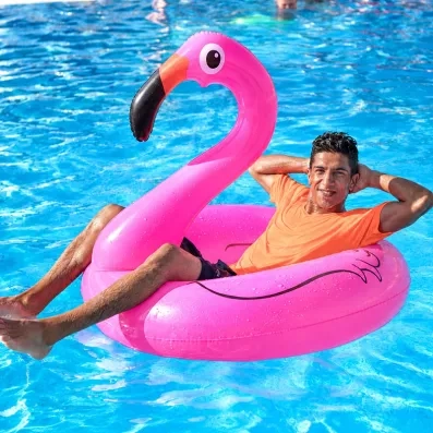 Vacancier se détendant sur une bouée géante en forme de flamant rose dans la piscine du Mondi Club One Resort Jockey.