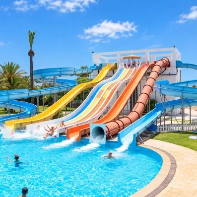 Toboggans aquatiques géants du parc aquatique de l'hôtel Mondi Club One Resort Jockey à Monastir.