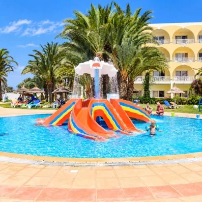 Pataugeoire sécurisée avec mini-toboggans et champignon arroseur pour enfants au Mondi Club One Resort Jockey.