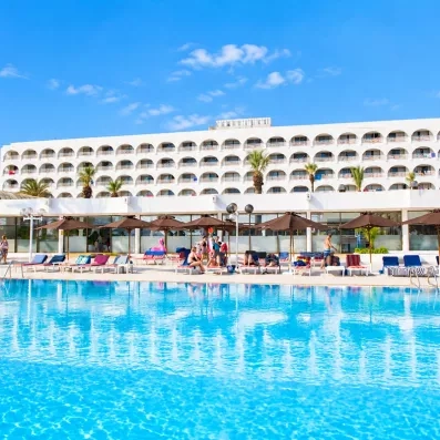 Grande piscine extérieure et façade de l'hôtel Mondi Club One Resort Jockey à Monastir, Tunisie.