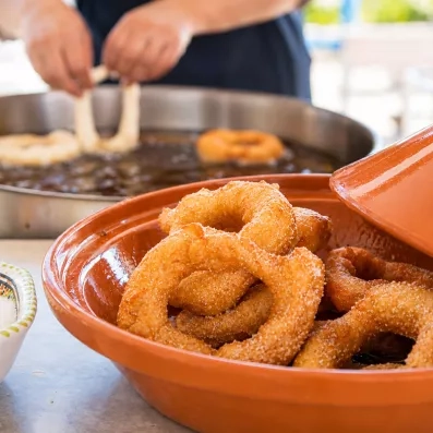 Beignets tunisiens frais saupoudrés de sucre au buffet de l'hôtel One Resort Jockey