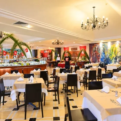 Grand restaurant buffet principal lumineux au Mondi Club One Resort Jockey Monastir