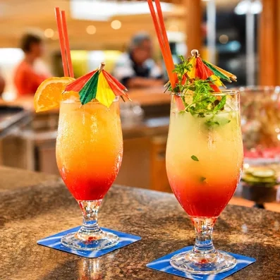 Cocktails tropicaux colorés servis au bar du Mondi Club One Resort Jockey Monastir