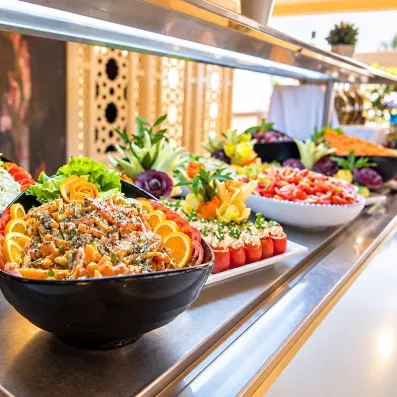 Buffet de salades fraîches et entrées variées au restaurant du One Resort Jockey