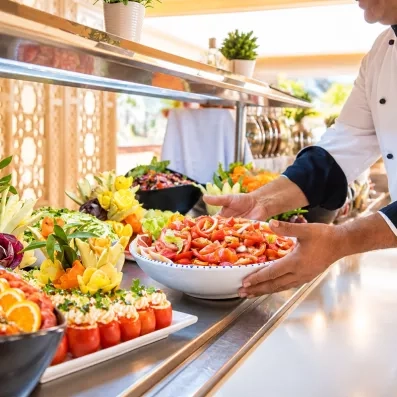 Chef cuisinier dressant le buffet de salades au Mondi Club One Resort Jockey Monastir