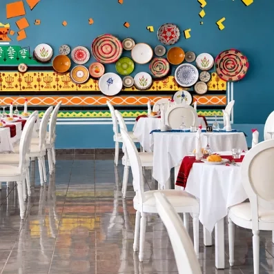 Salle de restaurant decoralisee de style tunisien au Mondi Club One Resort Jockey Monastir