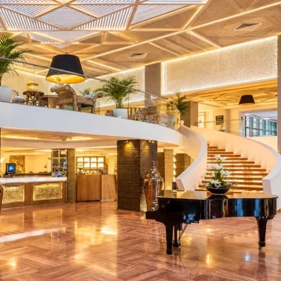 Réception de l'hôtel avec piano au centre