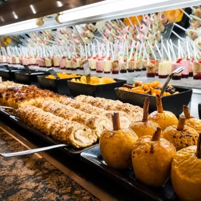 Un buffet de desserts présente des pâtisseries individuelles et des gâteaux.