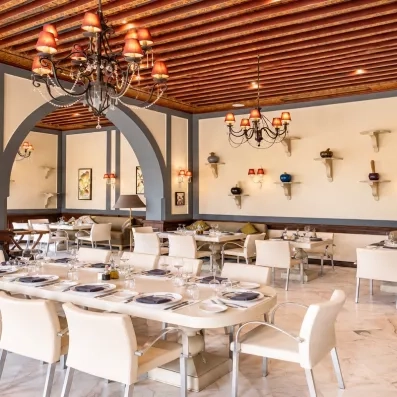restaurant avec table et chaise